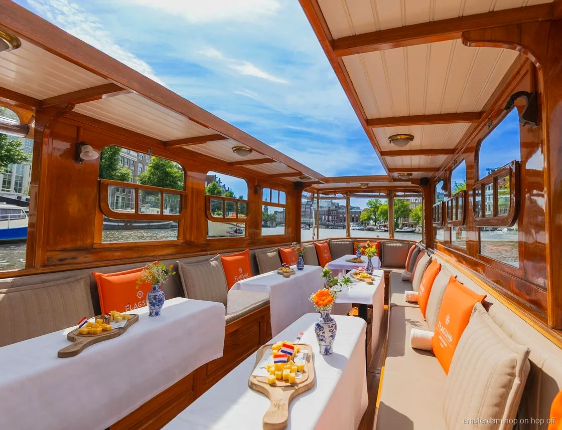 Amsterdam Grachtenboot mit Käse- und Weinservice an Bord