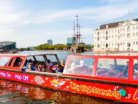 Arrêt du bateau hop-on hop-off d'Amsterdam le long de la ceinture de canaux