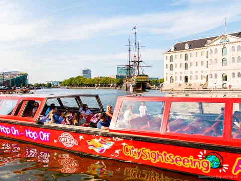 Halte van de Amsterdam hop-on hop-off boot langs de grachtengordel