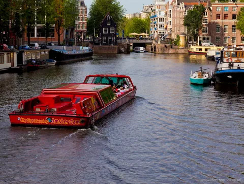 Passengers boarding the Amsterdam hop-on hop-off bus and boat combination ticket