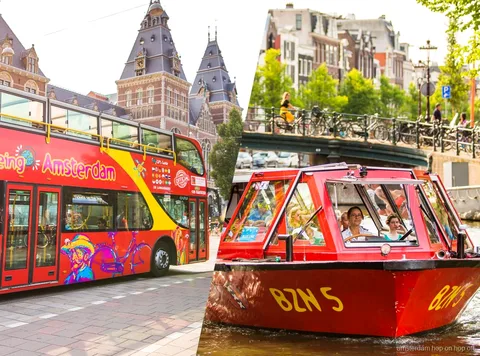 Amsterdam hop-on hop-off bus en boot open dubbeldekker bij een stadshalte