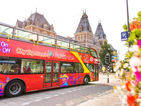 Amsterdam hop-on hop-off boot vaart door de grachtengordel naast de busroute