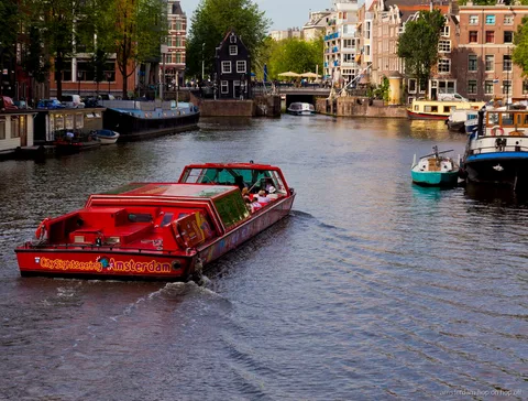 Passagiers stappen in bij het Amsterdam hop-on hop-off bus en boot combiticket