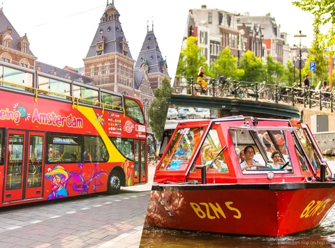 Amsterdam Hop-On Hop-Off offener Doppeldeckerbus und Boot an einer Haltestelle in der Stadt