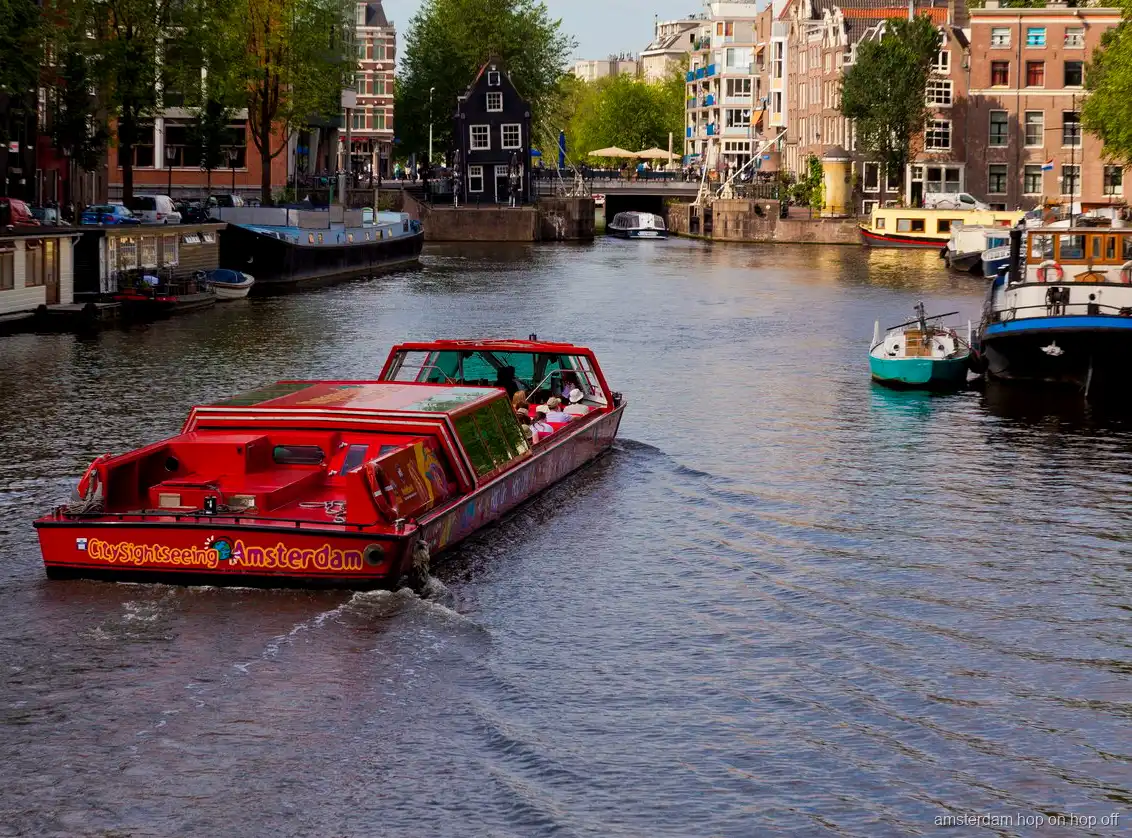 Passagiere steigen in das Amsterdam Hop-On Hop-Off Kombiticket aus Bus und Boot ein