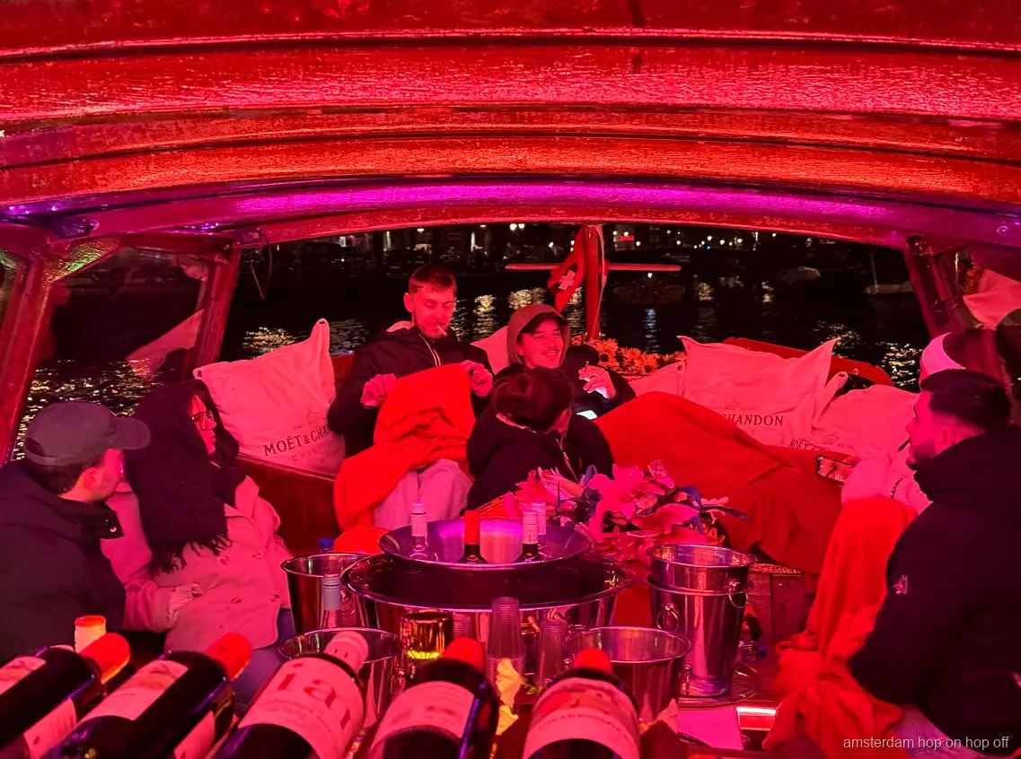 Inneres des diskreten Dutch Flower Boat auf einer Amsterdamer Grachtenfahrt