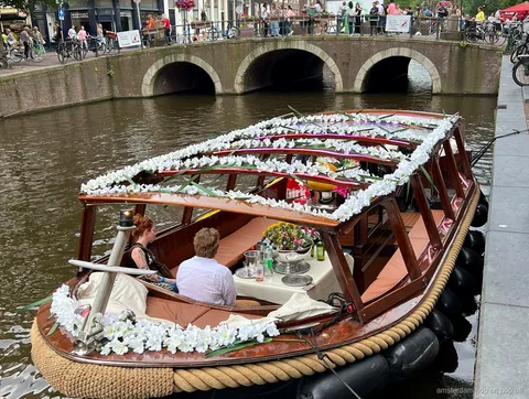 Grachtenblick von der raucherfreundlichen Luxus-Bootsfahrt in Amsterdam