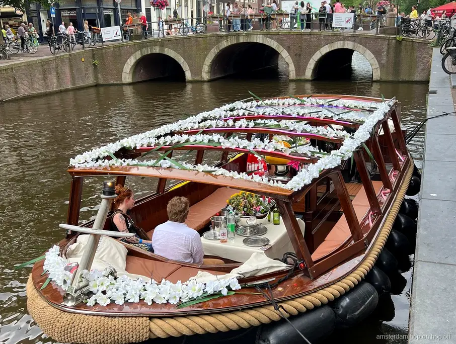 Grachtenblick von der raucherfreundlichen Luxus-Bootsfahrt in Amsterdam