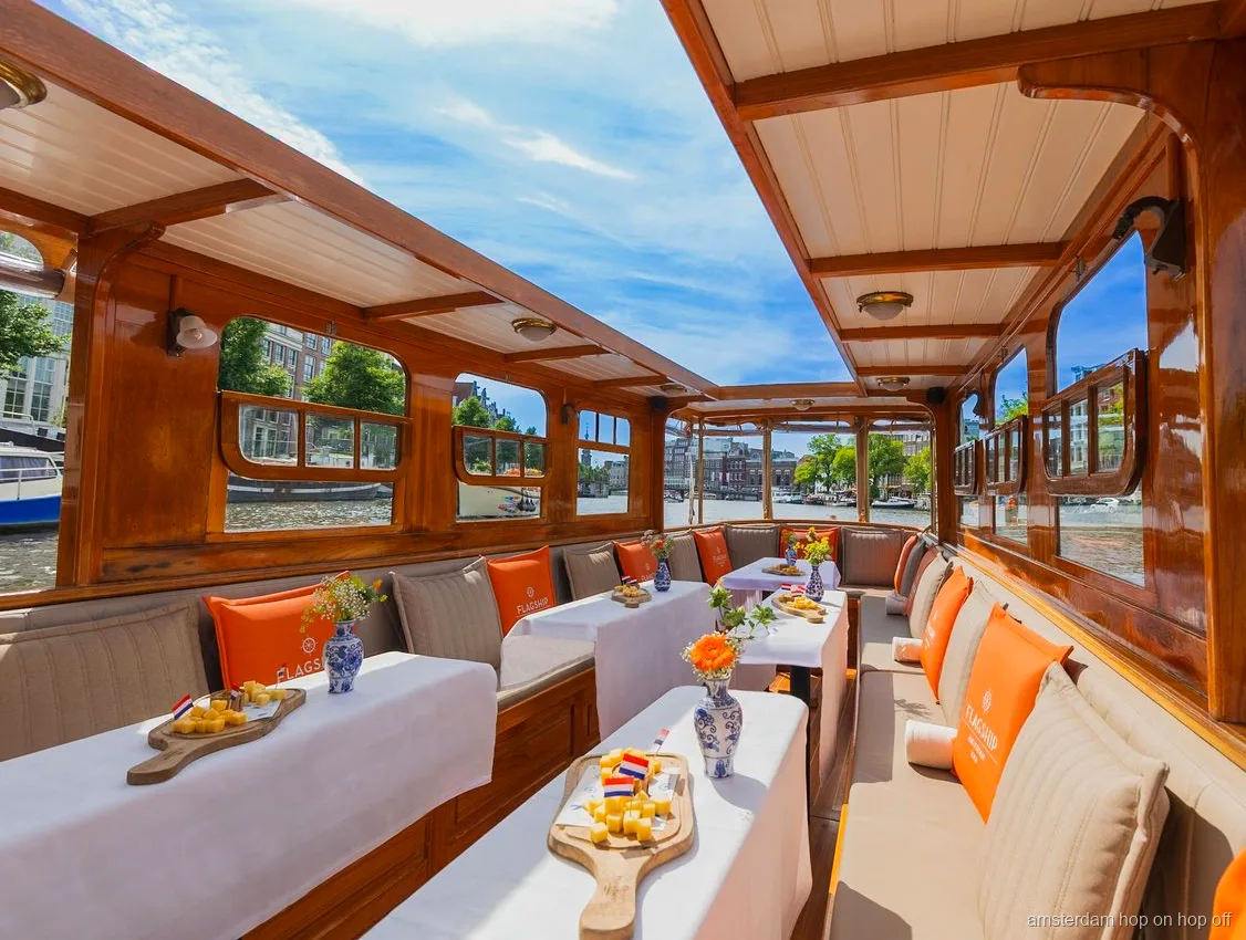 Amsterdam rondvaartboot met kaas en wijn service aan boord