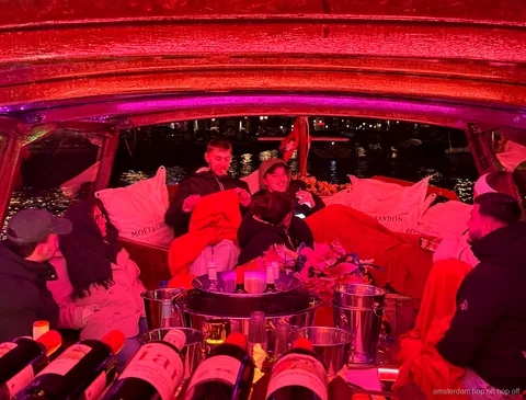 Interieur van de discrete Dutch Flower Boat op een Amsterdamse rondvaart