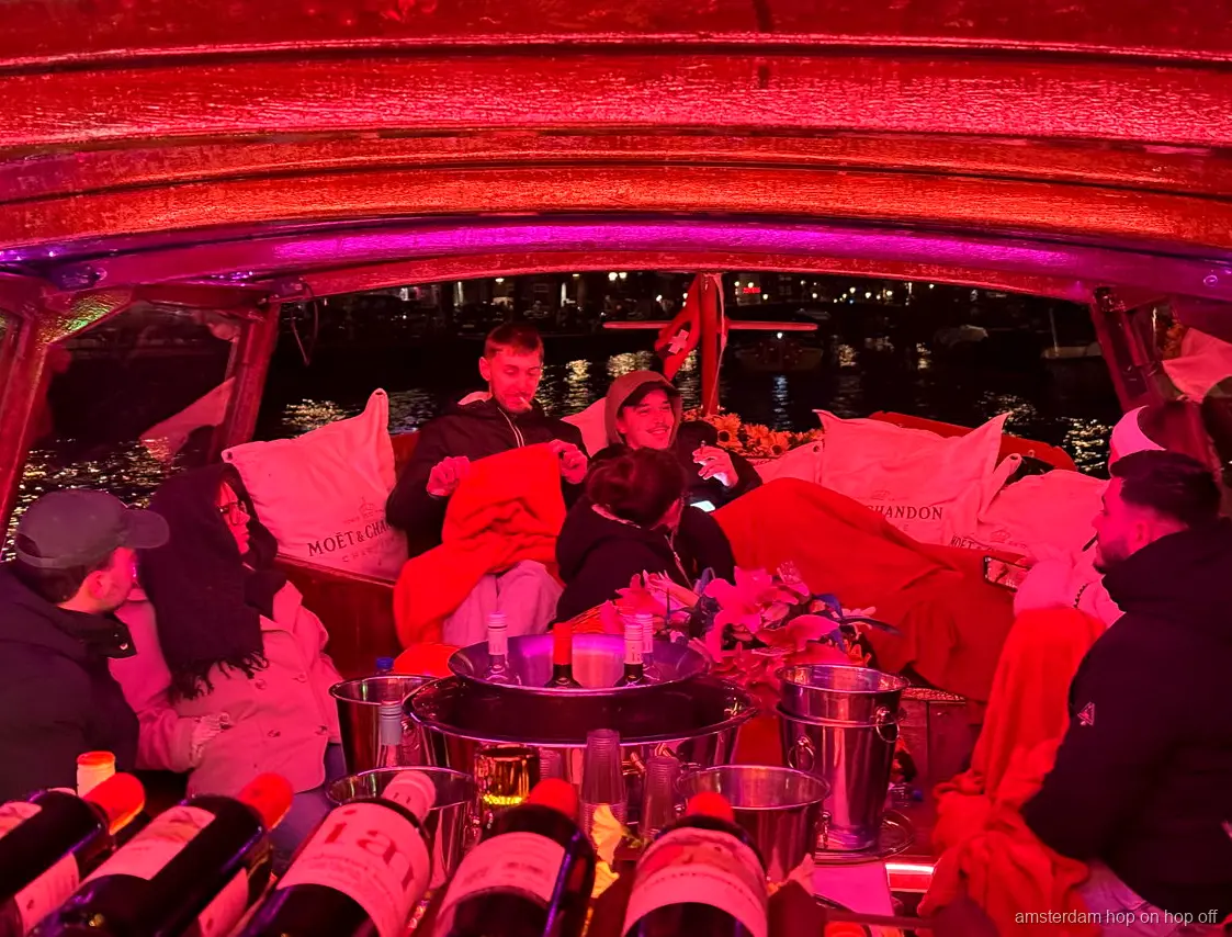 Interieur van de discrete Dutch Flower Boat op een Amsterdamse rondvaart