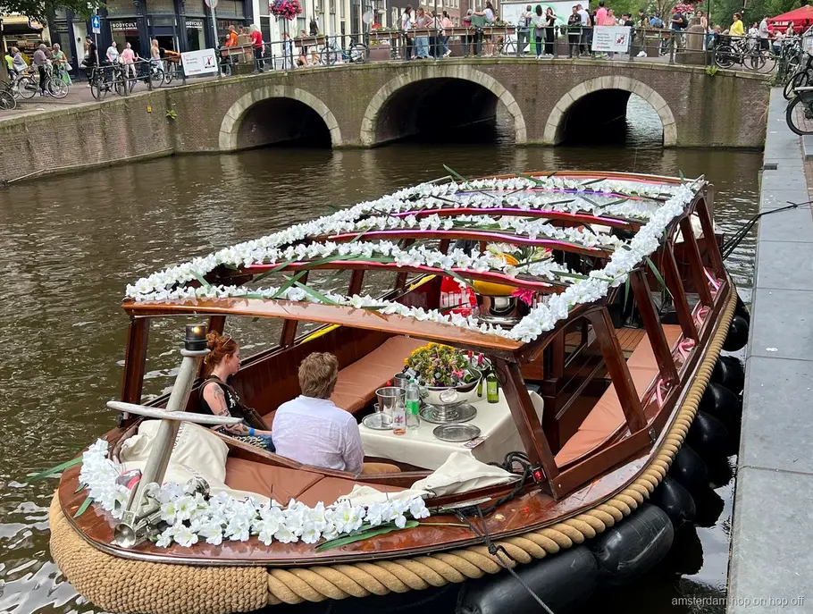Uitzicht op de Amsterdamse grachten vanaf de rookvriendelijke luxecruise boot
