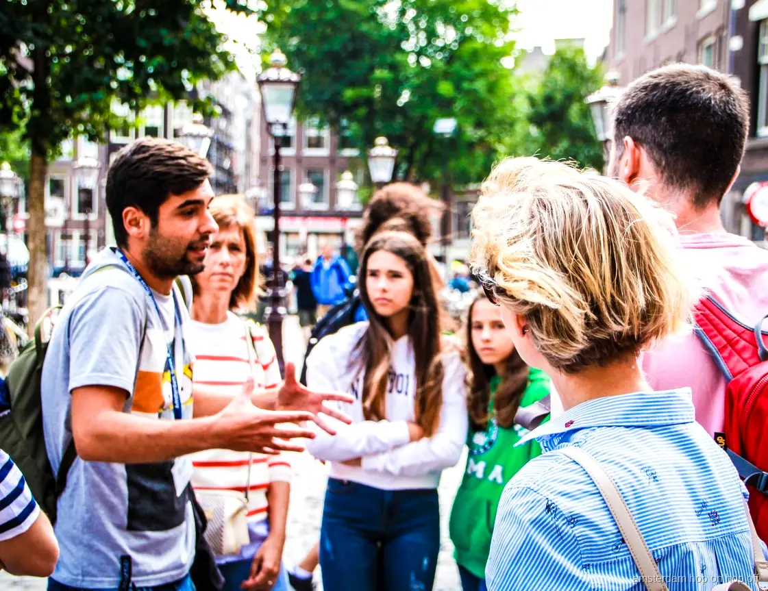 Gruppe der Amsterdam Stadtführung zu Fuß in der historischen Altstadt