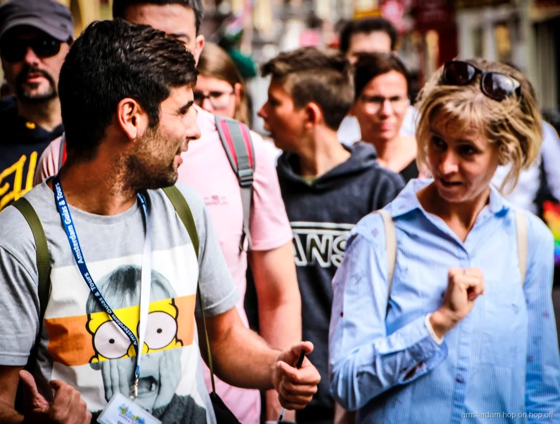 Kleine groep op een Amsterdam wandeltour door het historische centrum