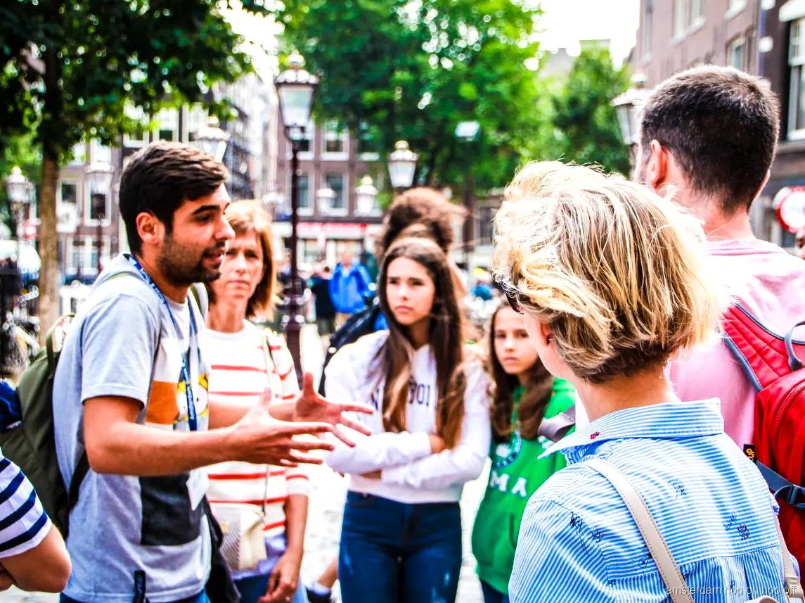 Groep op de Amsterdam wandeltour in het historische centrum