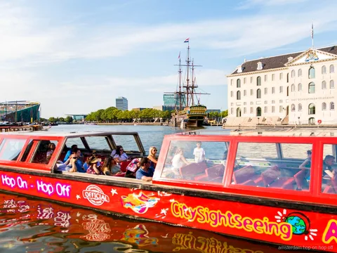 Parada del barco turístico hop-on hop-off de Amsterdam en el anillo de canales