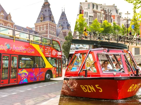 Bus touristique Amsterdam hop-on hop-off à impériale décapotable et bateau à un arrêt en ville