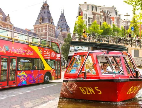 Bus turístico hop-on hop-off descapotable de dos pisos de Amsterdam en una parada de la ciudad