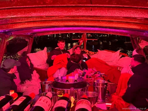 Intérieur du Dutch Flower Boat discret sur une croisière des canaux d'Amsterdam