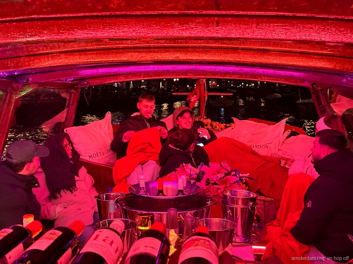 Intérieur du Dutch Flower Boat discret sur une croisière des canaux d'Amsterdam