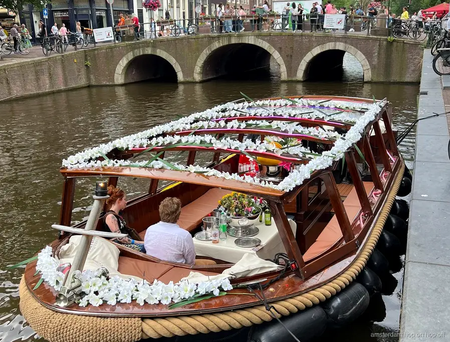 Vue sur les canaux d'Amsterdam depuis la croisière de luxe fumeurs autorisés