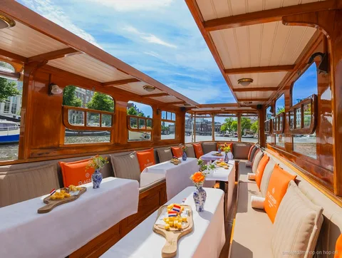 Bateau de croisière sur les canaux d'Amsterdam avec service de fromage et vin à bord