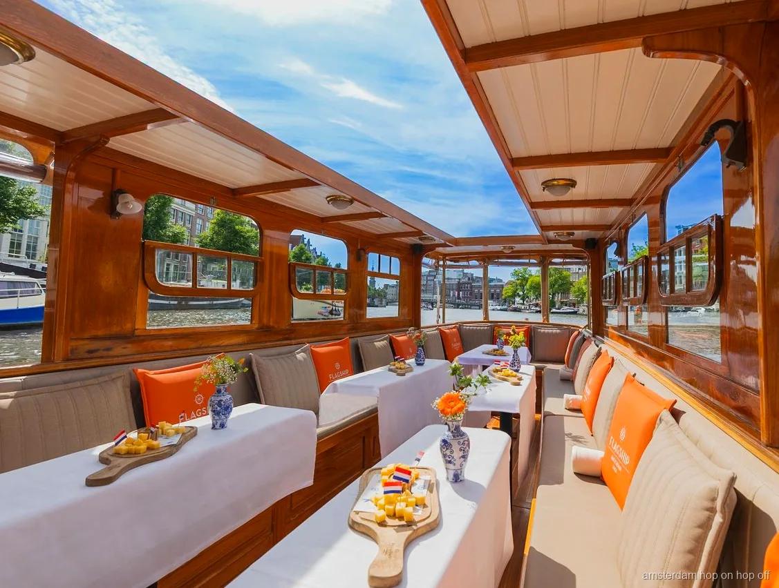 Bateau de croisière sur les canaux d'Amsterdam avec service de fromage et vin à bord