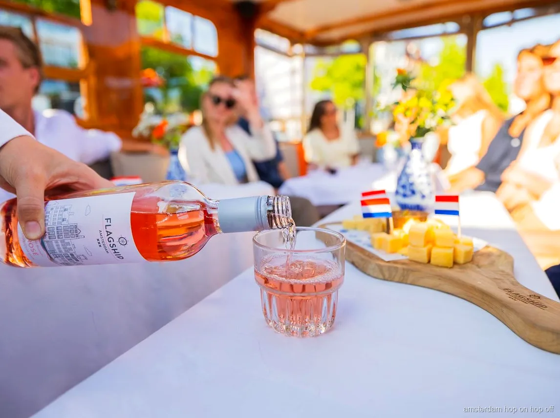 Capitaine local guidant une croisière sur les canaux d'Amsterdam devant des maisons historiques