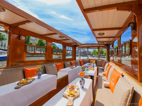 Barco del crucero por los canales de Amsterdam con servicio de queso y vino a bordo