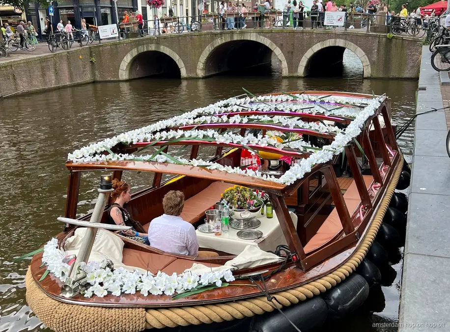 Vistas de los canales de Amsterdam desde el crucero de lujo apto para fumar
