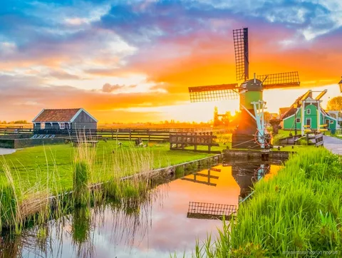 Molinos en funcionamiento en Zaanse Schans en la excursión al campo desde Amsterdam