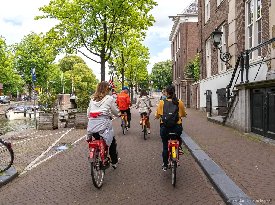 Vélos rouges Amsterbikes utilisés lors du Big Bike Tour Amsterdam