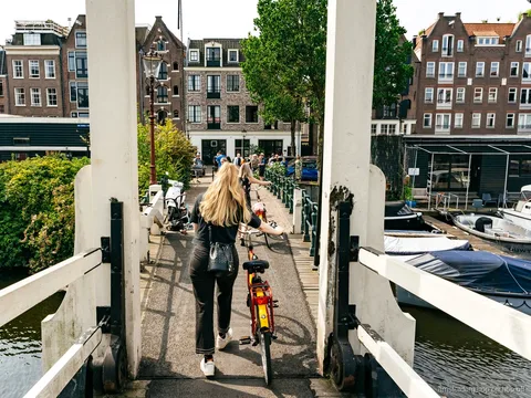 Geführte Radgruppe fährt durch Amsterdams Grachtengürtel