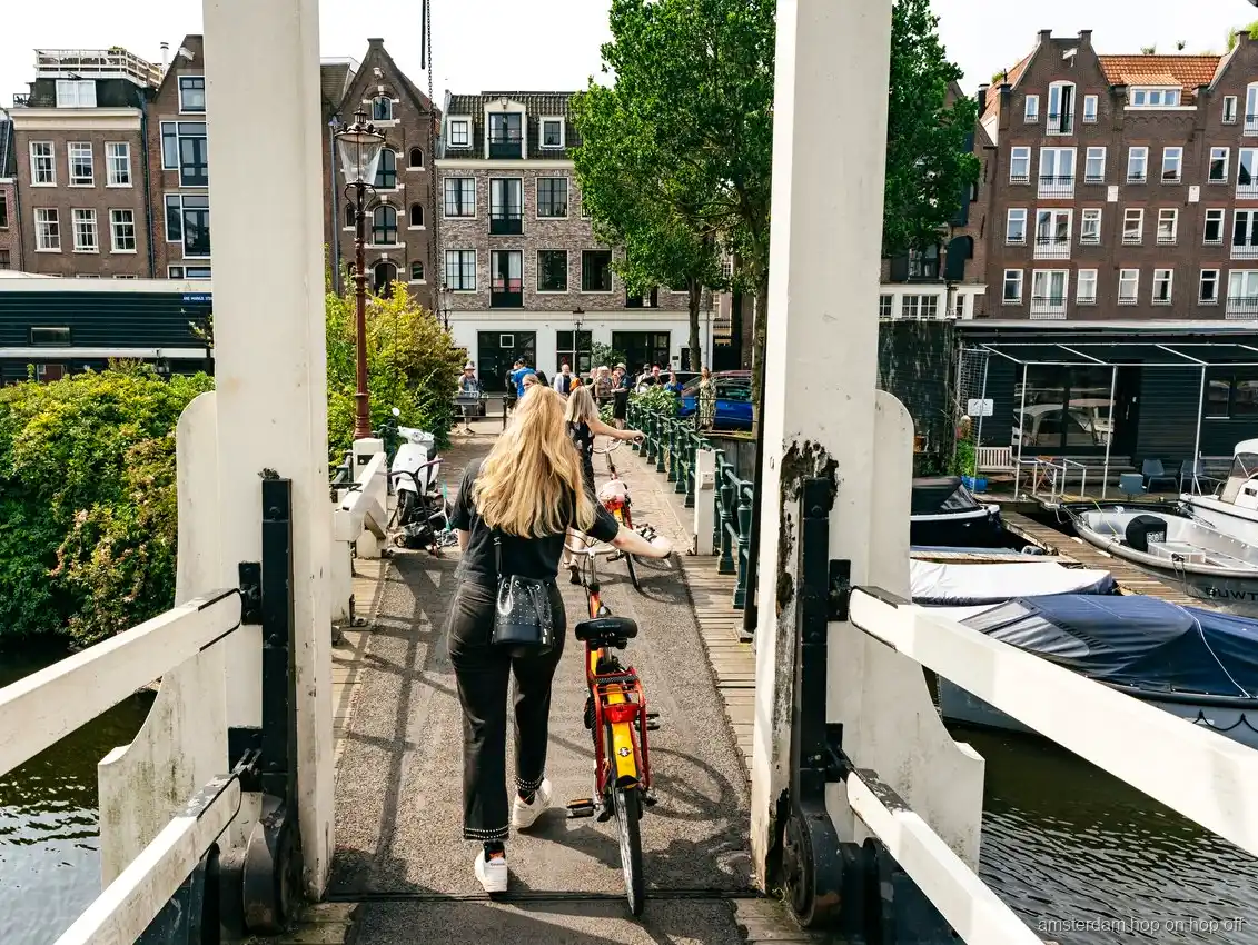 Geführte Radgruppe fährt durch Amsterdams Grachtengürtel