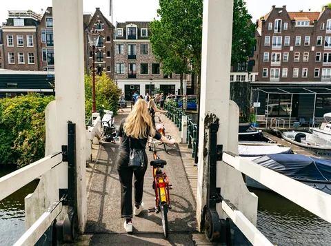 Begeleide fietsgroep rijdt door de Amsterdamse grachtengordel