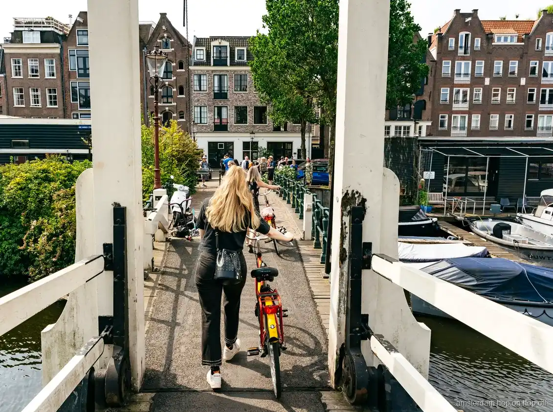Begeleide fietsgroep rijdt door de Amsterdamse grachtengordel