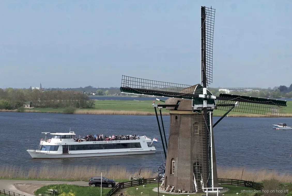 Werkende molen langs de Keukenhof molenvaartroute