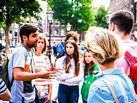 Grupo del tour a pie por Amsterdam en el casco histórico