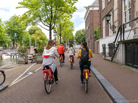 Bicis rojas Amsterbike usadas en el tour en bicicleta por Amsterdam