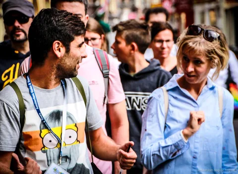 Petit groupe lors d'une visite guidée à pied d'Amsterdam dans le centre historique