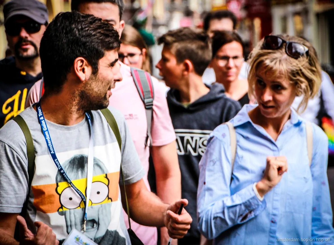 Petit groupe lors d'une visite guidée à pied d'Amsterdam dans le centre historique