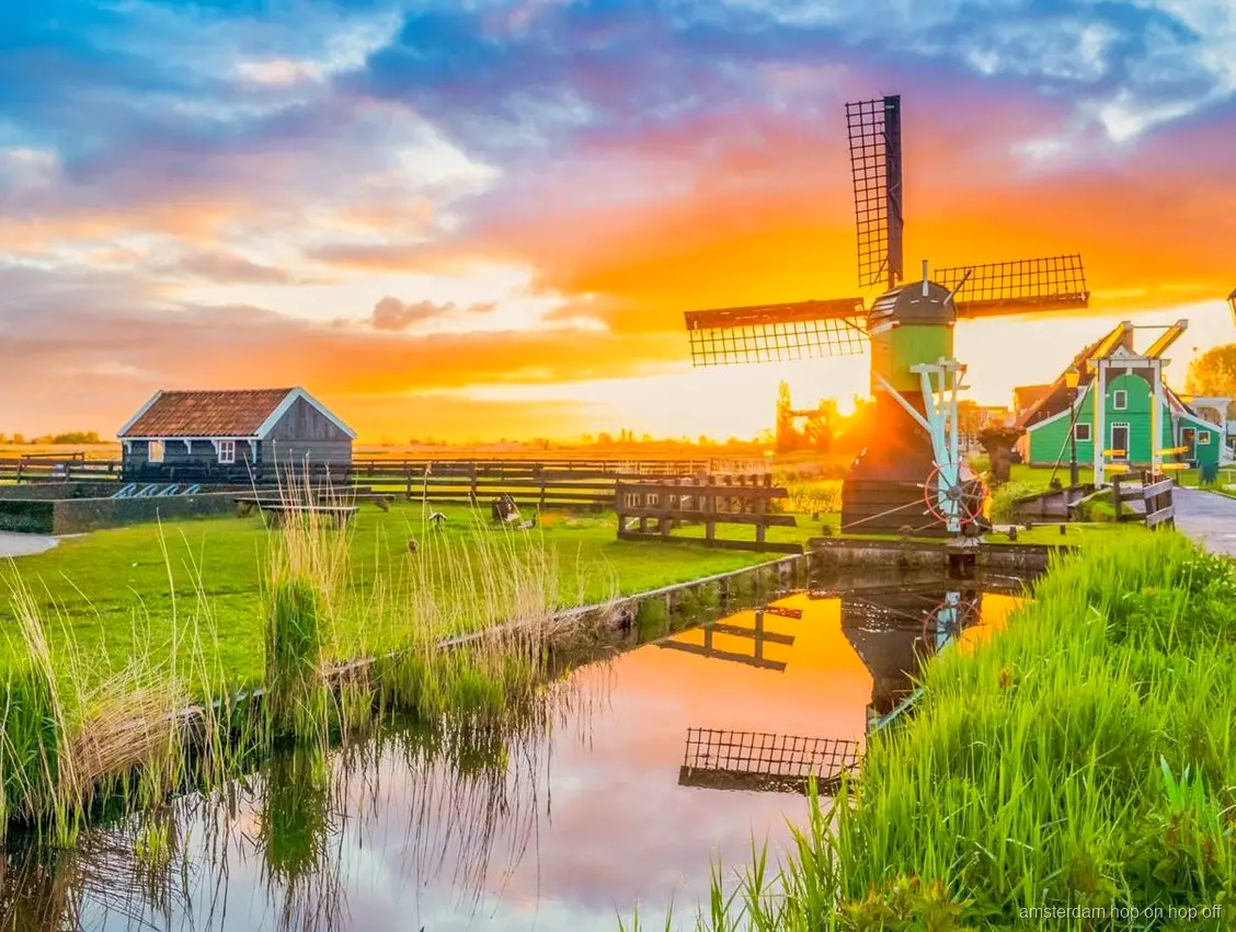 Moulins à vent en activité à Zaanse Schans lors de l'excursion à la campagne depuis Amsterdam